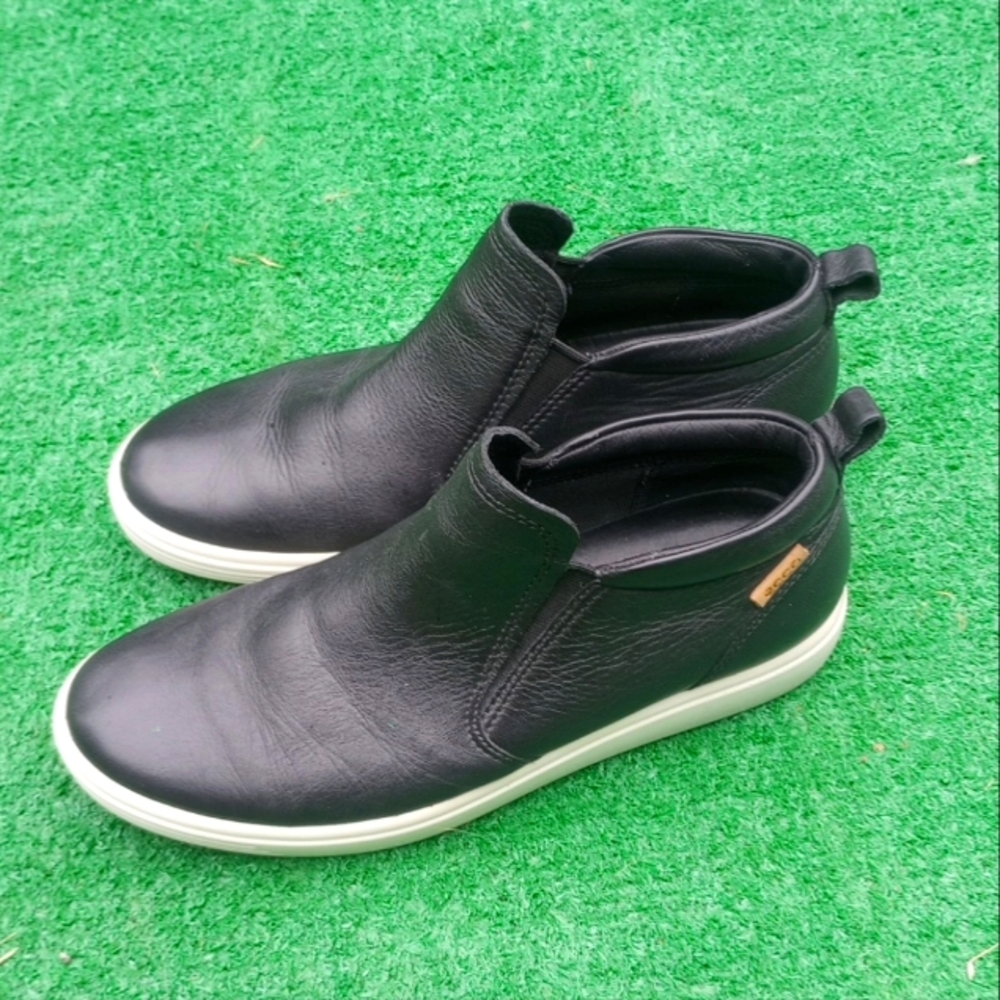 Ecco soft 7 leather bootie size 6